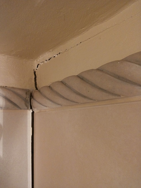 Soojema seina poolne sein. Teisest otsast on samuti ülemine äär nihkunud ca 2 mm tahapoole