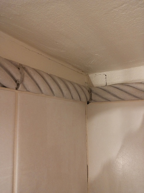 Soojema seina poolne sein. Ülemine äär on nihkunud tahapoole