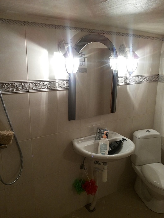 Soojema seina poolne sein suures plaanis. Porte all on rida murdunud plaate