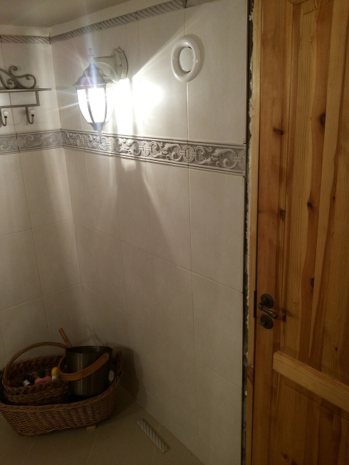 Külmema seina poolne sein. Ei ole küll hästi näha aga keskelt on kummis